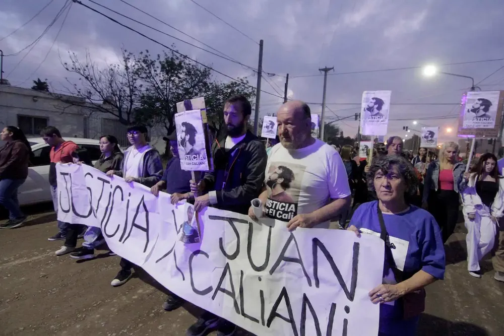 NF001-NEUQUEN.Marcha-6-meses-asesinato-Juan-Caliani-4oct2024-FOTO-Oscar-Livera