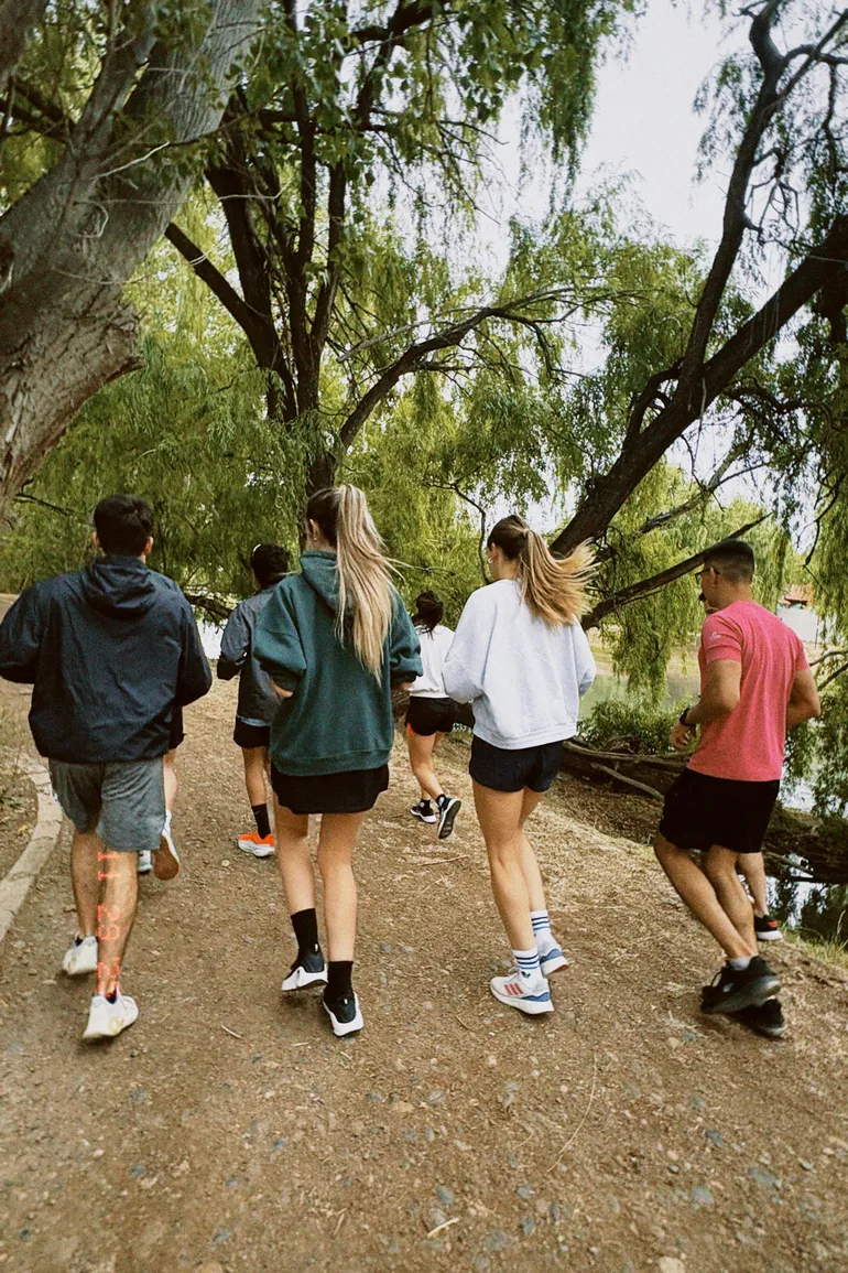 el-nuevo-tinder-llega-neuquen-el-social-run-la-movida-que-combina-running-vino-y-conexiones-reales (1)