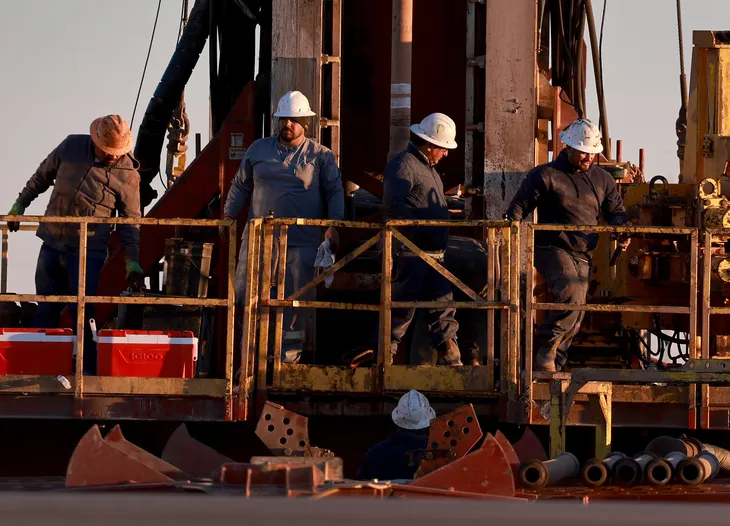 petroleros-operarios-trabajadores-equipo