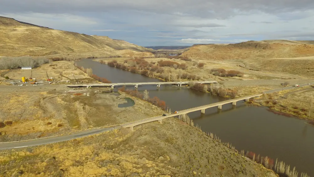 teniendo_en_cuenta_el_emplazamiento_del_sector_y_dada_la_importancia_que_adquirio_la_via_actual_tanto_desde_el_punto_de_vista_turistico_como_comercial_el_nuevo_puente_de_la_rinconada_presenta_un_diseno_arquitecton