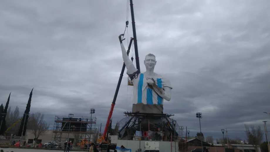 Cutral-Co-estatua-Messi-con-brazo-derecho